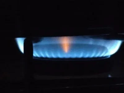 Llama azul de biogás encendida en la cocina