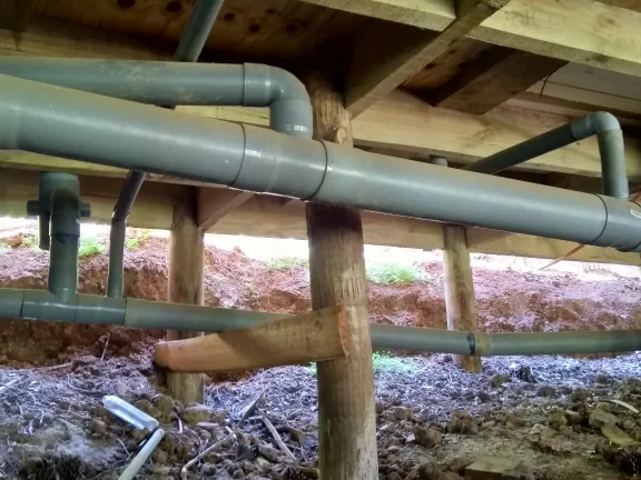 Tuberías reales bajo la casa piloto que separan los flujos de agua